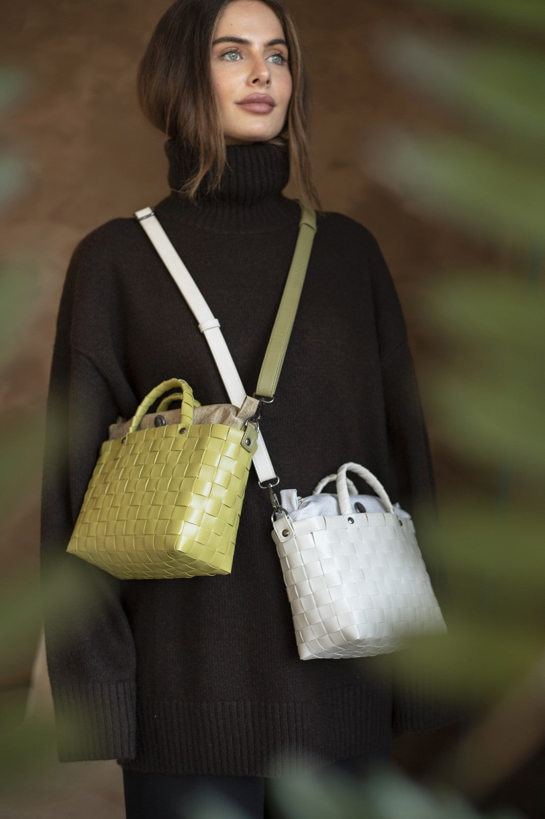 HANDED BY "Dash" handbag, crossbody bag with PU shoulder strap and zip closure size XS / "Dash" Handtasche, Crossbodytasche mit Kunstleder-Schulterriehmen und Reißverschluss Gr. XS DIVERSE FARBEN