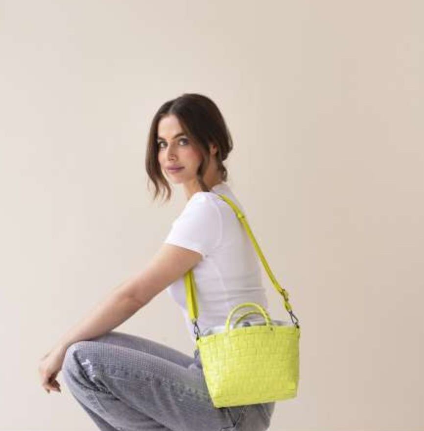 HANDED BY "Dash" handbag, crossbody bag with PU shoulder strap and zip closure size XS / "Dash" Handtasche, Crossbodytasche mit Kunstleder-Schulterriehmen und Reißverschluss Gr. XS DIVERSE FARBEN